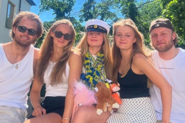 William Nylander’s sister Ella shares gameday experience from VIP box enjoying cookie and frosted cupcake at Scotiabank Arena