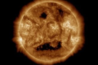 A Giant Mouth Has Opened on The Sun And Even It Looks Surprised : ScienceAlert