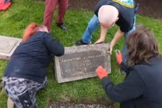 BEAUTIFUL: High School Students in New York Volunteered to Restore the Gravestones of Hundreds of Veterans (VIDEO) |