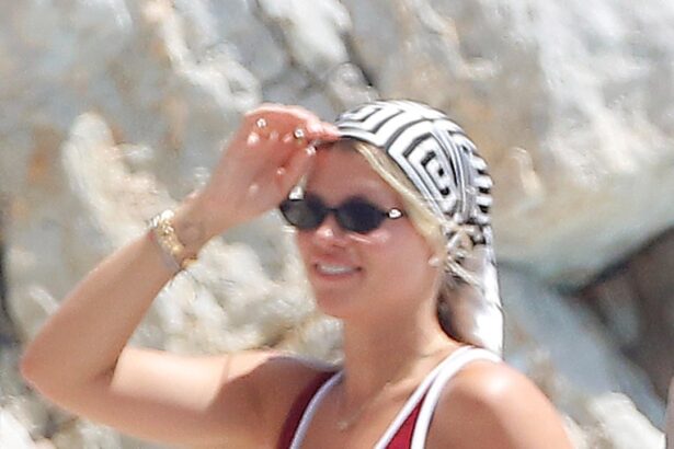 Sofia Richie Grainge’s Holiday Wardrobe Centers Some Key Summer Accessories