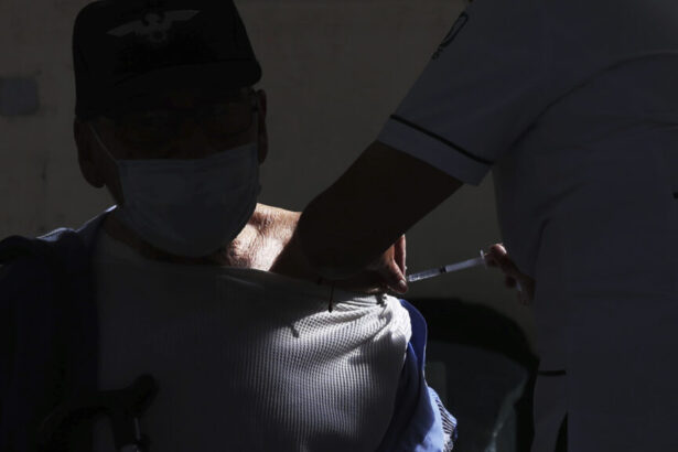 Experts examine repercussions of Kennedy’s Covid vaccine policy