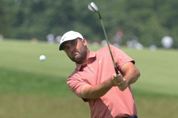 Frustrated Scottie Scheffler smashes club during US Open 2025