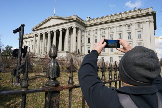 Investors are piling into big, short Treasury bets with Warren Buffett