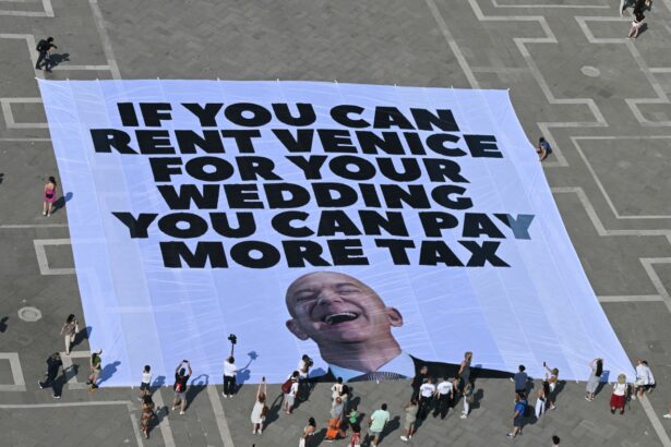 Jeff Bezos, Lauren Sánchez Venice wedding prompts protests : NPR