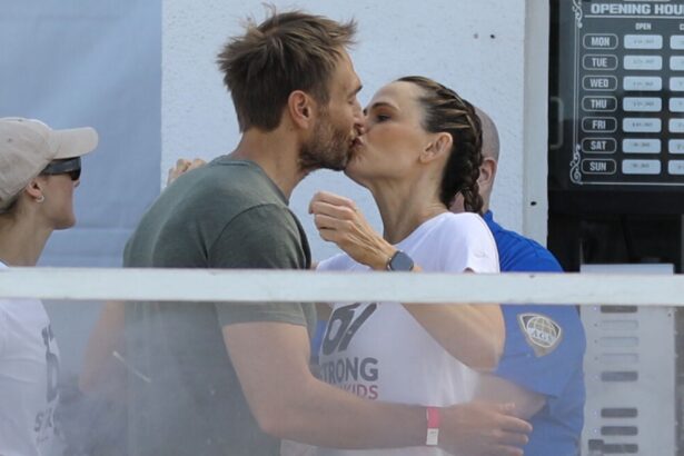 Jennifer Garner Locks Lips With Boyfriend at Charity Event in L.A.