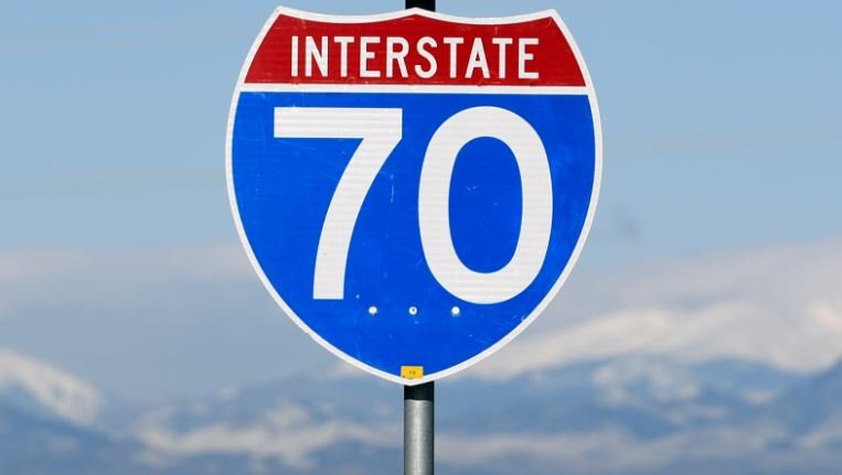 Large brush fire closes I-70 between Rifle, Parachute