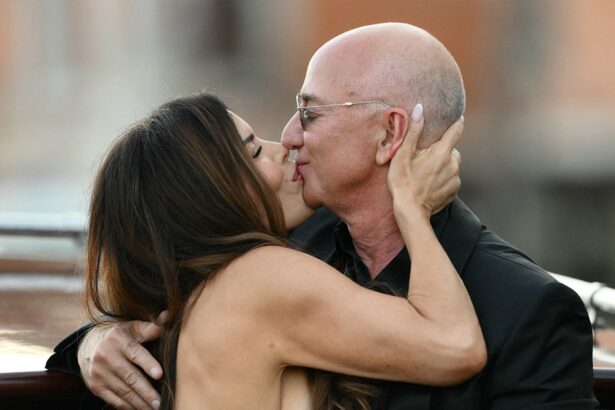 Lauren Sanchez, Jeff Bezos Kiss on Water Taxi After Tying the Knot