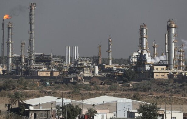 Oil price falls back as flow of crude through Strait of Hormuz unaffected