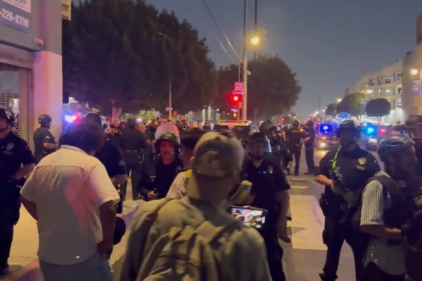 “The Police Just Said We’re All Under Arrest!” – LAPD Kettles Large Group of Anti-ICE Protestors in Downtown Los Angeles – Takes Them Away in Shuttle Bus (VIDEO) |