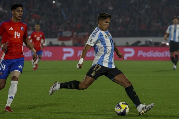 Youthful Argentina coast past Chile to top CONMEBOL World Cup qualifying table