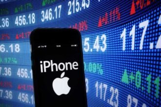 Are Wall Street Analysts Predicting Apple Stock Will Climb or Sink?