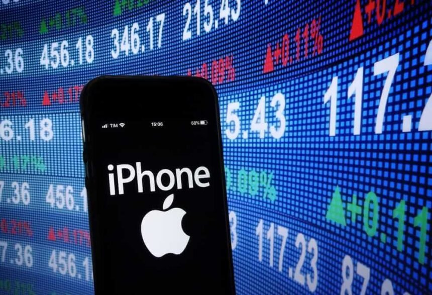 Are Wall Street Analysts Predicting Apple Stock Will Climb or Sink?
