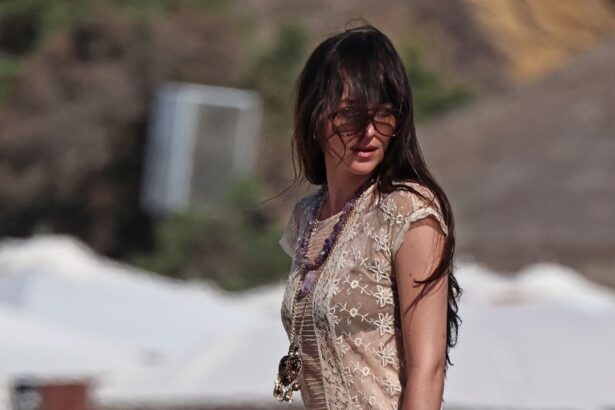 Dakota Johnson Has Mastered the Perfect Beach Vacation Outfit