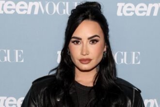 Demi Lovato Eating Frozen Yogurt Again at The Bigg Chill