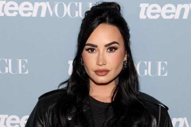 Demi Lovato Eating Frozen Yogurt Again at The Bigg Chill