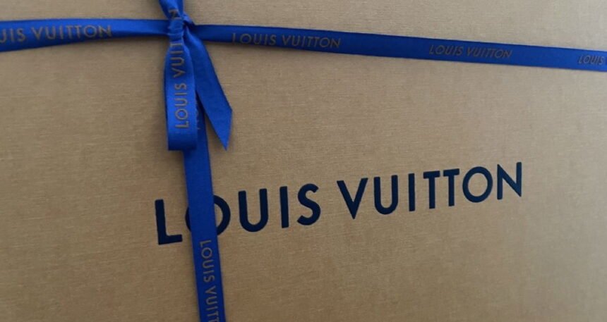 Flash mob raids Louis Vuitton on Mag Mile, steals 0,000 in handbags