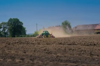 Inhaled farm dust alters gut bacteria and weakens intestinal barrier in mice