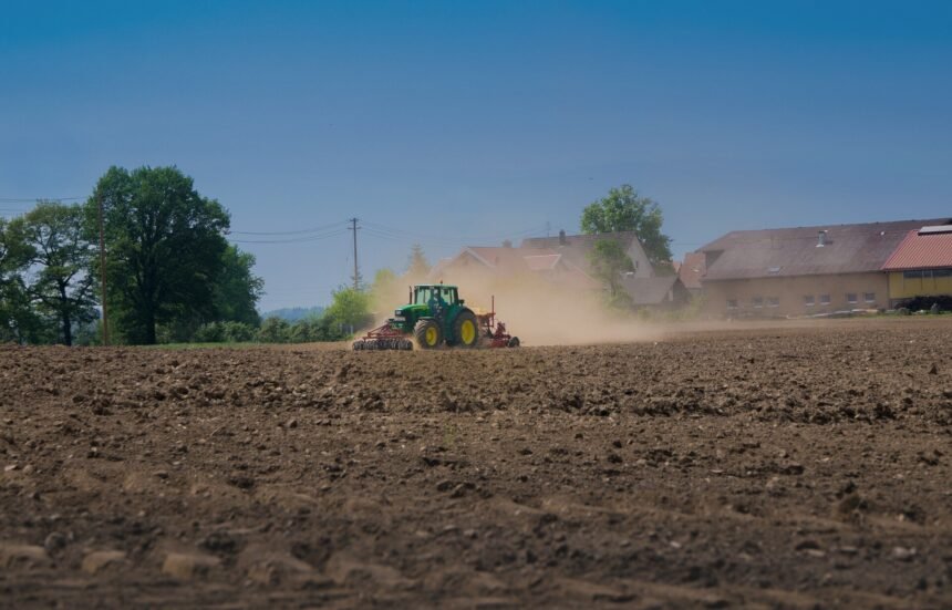 Inhaled farm dust alters gut bacteria and weakens intestinal barrier in mice