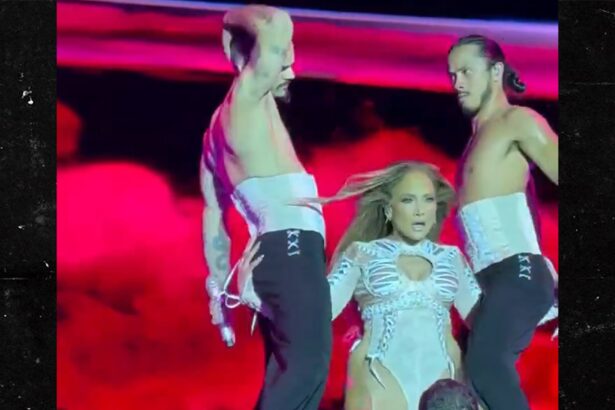Jennifer Lopez Hits Different Sexual Positions During Concert, on Video