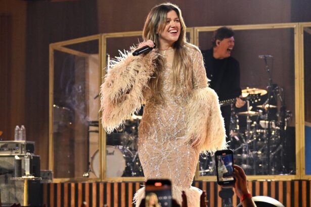 Kelly Clarkson Apologizes for Postponing Las Vegas Residency Shows