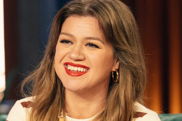 Kelly Clarkson Brings Daughter Onstage to Sing at Vegas Residency