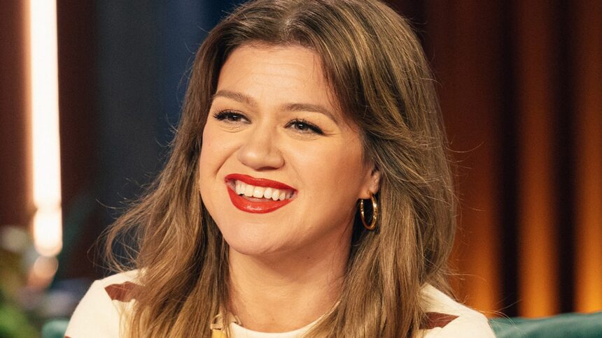 Kelly Clarkson Brings Daughter Onstage to Sing at Vegas Residency