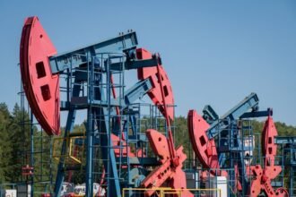 Oil steadies as mixed US economic and tariff news offset new Russia sanctions