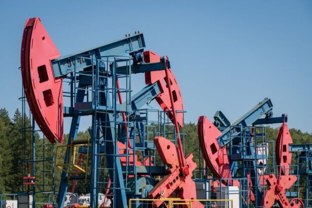 Oil steadies as mixed US economic and tariff news offset new Russia sanctions