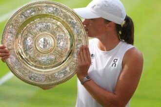 Poland’s Iga Świątek thrashes American Amanda Anisimova in Wimbledon women’s final : NPR