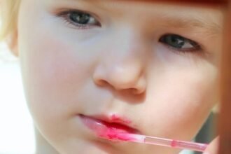 Putting Makeup on Children Could Risk Their Health, Study Shows : ScienceAlert