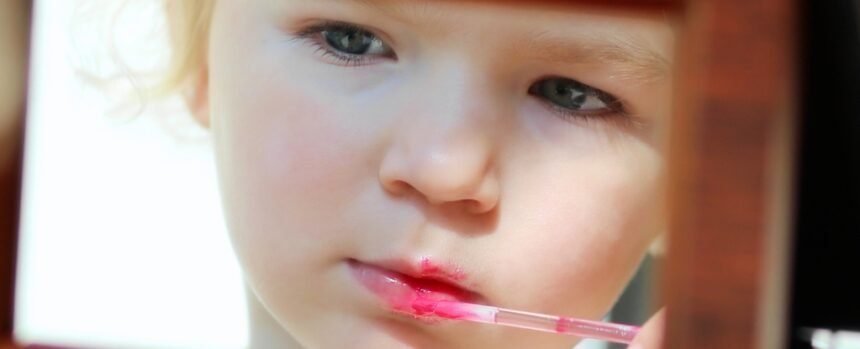 Putting Makeup on Children Could Risk Their Health, Study Shows : ScienceAlert
