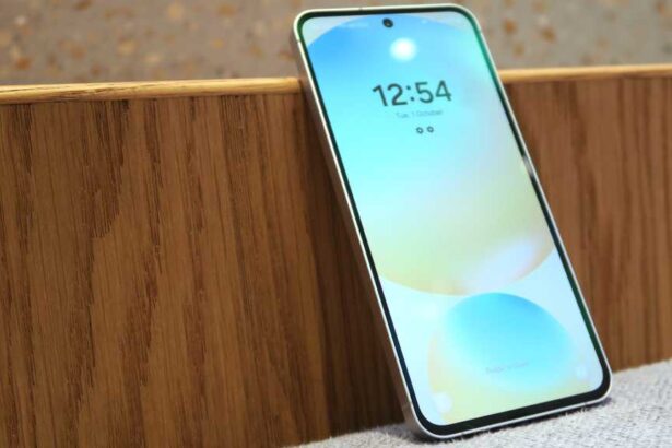 Samsung Galaxy S25 FE Tipped for Flexible OLED Display