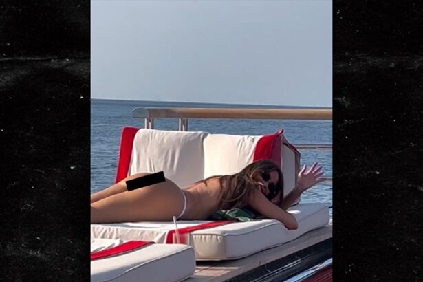 Sofia Vergara Flaunts Bare Butt While Tanning on Boat, Video