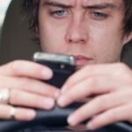 US Teen Drivers Admit to Looking at Their Phones For 21% of Every Trip : ScienceAlert