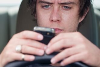 US Teen Drivers Admit to Looking at Their Phones For 21% of Every Trip : ScienceAlert