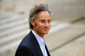 Palantir stock pops, Pfizer beats, Caterpillar warns of tariff impact