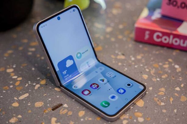 Samsung Galaxy Z Flip 7 Survives Bend Test