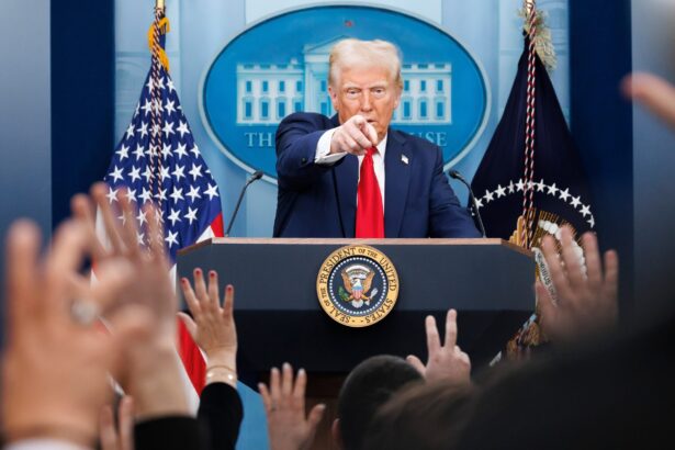 Trump to Sign Order Penalizing Banks That Discriminate Against Conservatives