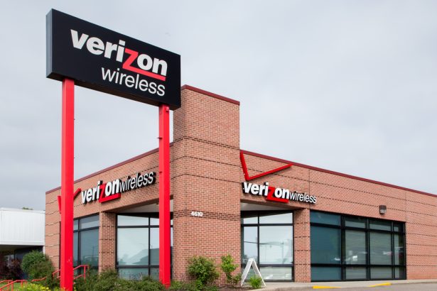 Verizon Communications Inc. (VZ) Expands 5G Ultra Wideband and AI Wearable Partnerships with Meta