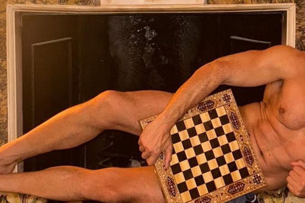 Guess The Hollywood Hunk Goin' Nude In This NSFW Selfie!