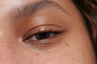 Why the Shark CryoGlow LED Face Mask Is Dermatologist-Approved to Treat Acne, Puffinesss, and Dullness