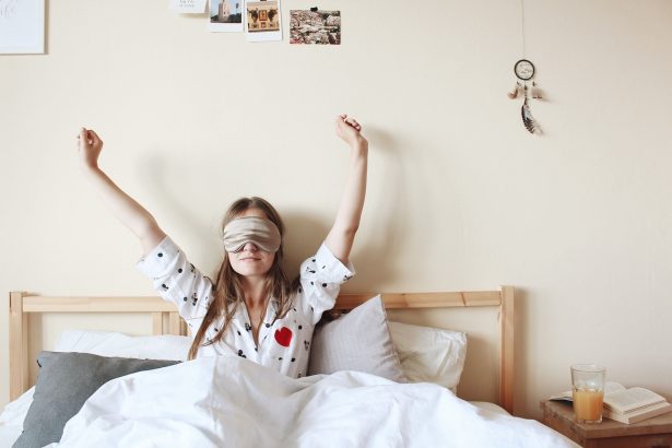 How to Go to Sleep Earlier: 9 Simple Tips – Mellowed