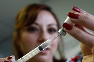 Federal advisory committee restricts access to MMRV shot for some low-income children