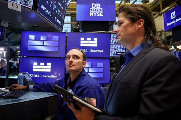 Stocks finish week higher; Wall Street at record highs