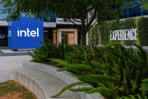Intel Needs Chip Factory Win to Sustain  Billion Stock Rally