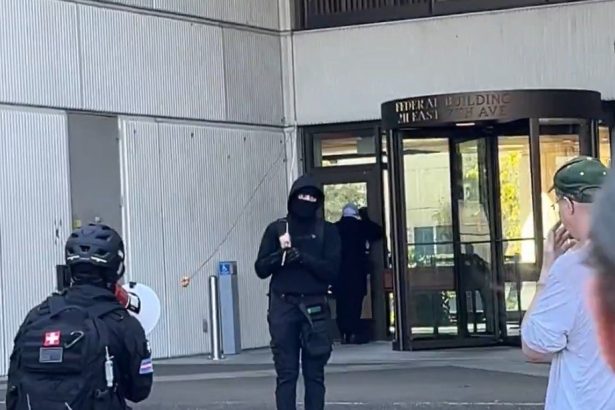 Masked Antifa Terrorists Surround Federal Building in Eugene, Oregon, to Protest ICE, Block Employees From Exiting – FEDS MAKE SEVERAL ARRESTS (VIDEO) | The Gateway Pundit | by Cristina Laila