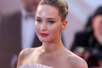 LISTEN: ‘One Battle After Another’ Banks on Word of Mouth for Box Office Boost; San Sebastián Film Festival Scene