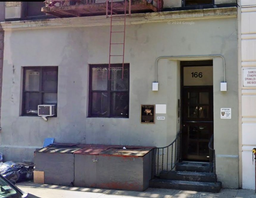 Mystery New Yorker kicks ‘cheating husband,’ his plants to the curb with viral, savage note on Upper West Side