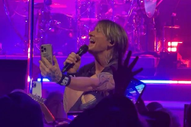 Keith Urban Shows Nicole Kidman Pic on Concert Screen, Still Without His Ring