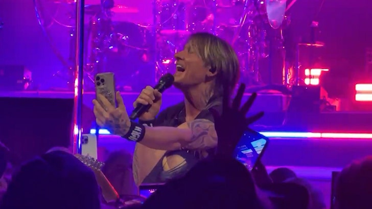 Keith Urban Shows Nicole Kidman Pic on Concert Screen, Still Without His Ring